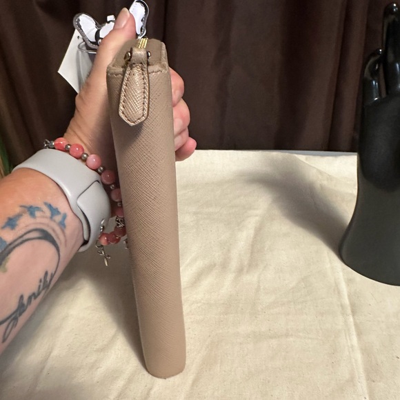 Prada long wallet. 8x4 in excellent condition. - Picture 4 of 9